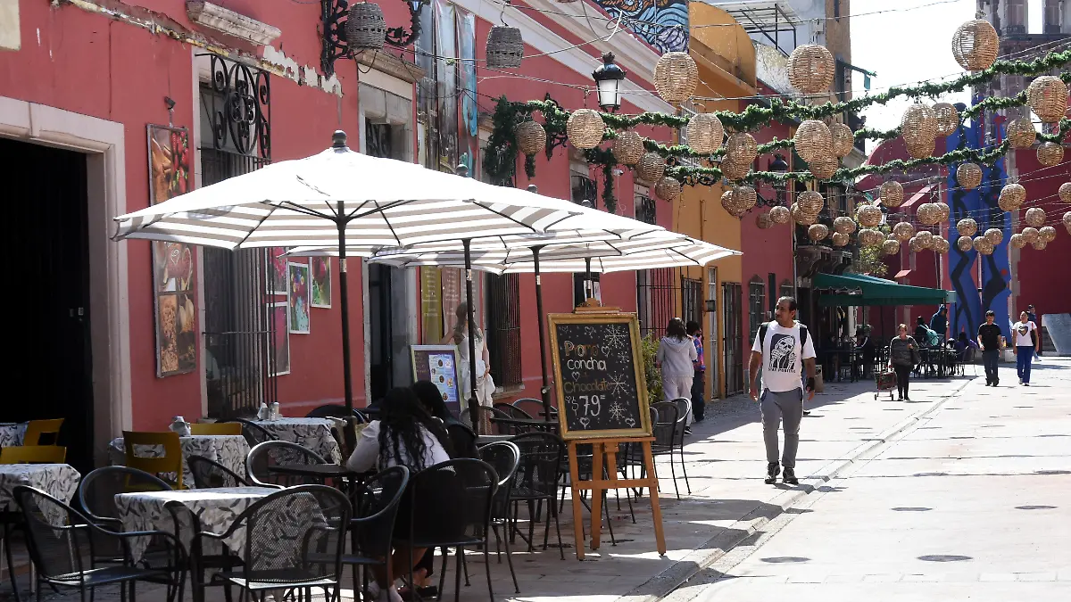 Quitan estructuras de negocios en berriozabal en centro historico, Jesus Gutierrez El Sol de Irapuato (3)