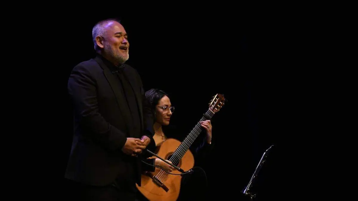 Junto a la estudiantina