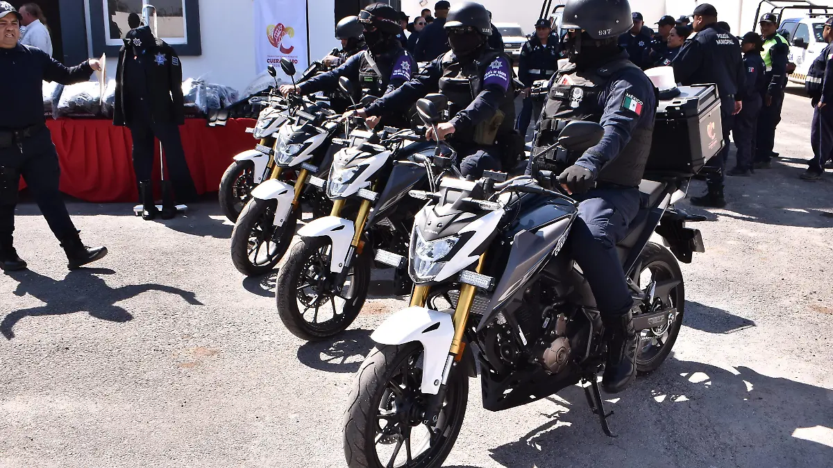 CUERAMARO entrega de motopatrullas e uniformes (10)