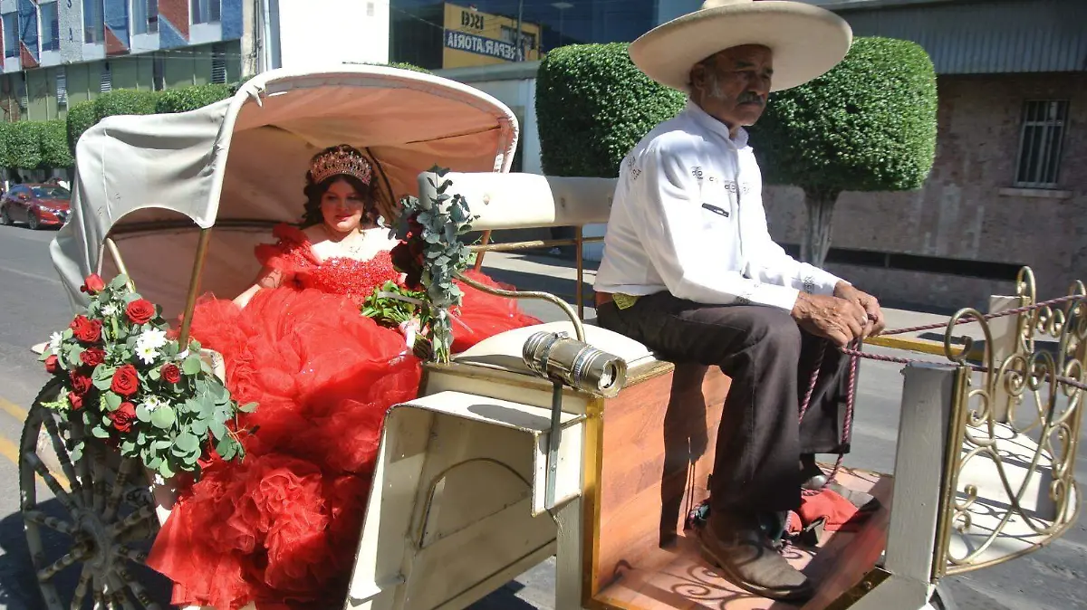 Ana-Meredith-cumple-15-años