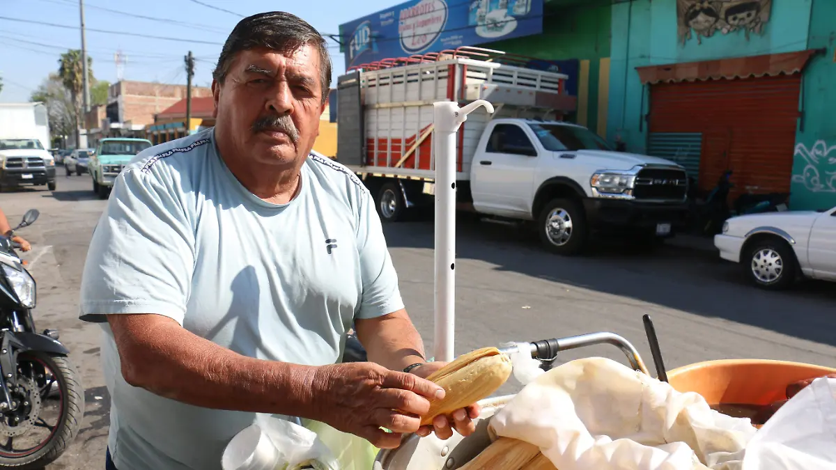 Jose Luis Davona mas de  50 años Vendiendo Camota, Jesus Gutierrez El Sol de Irapuato (1)