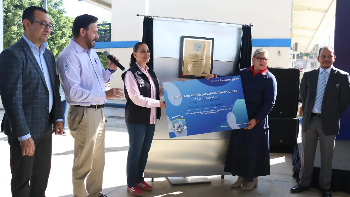 Entrega didtintivo escuela azul Jesus Gutierrez El Sol de Irapuato (2)