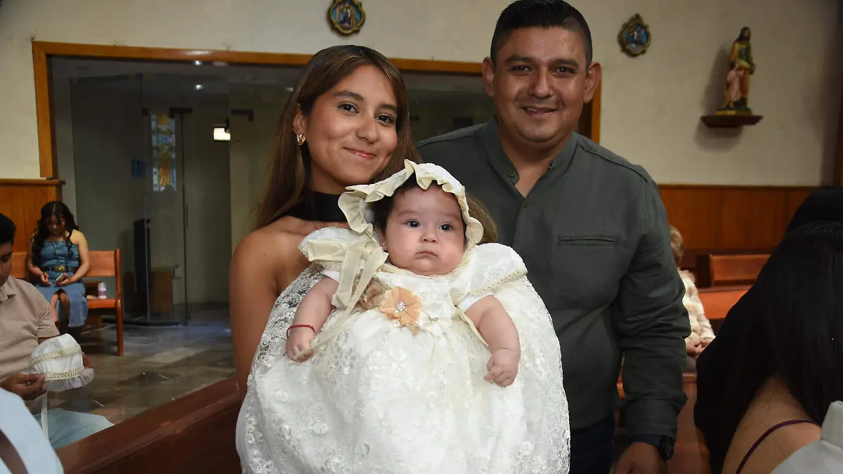 Alina-Valentina-recibe-el-bautizo