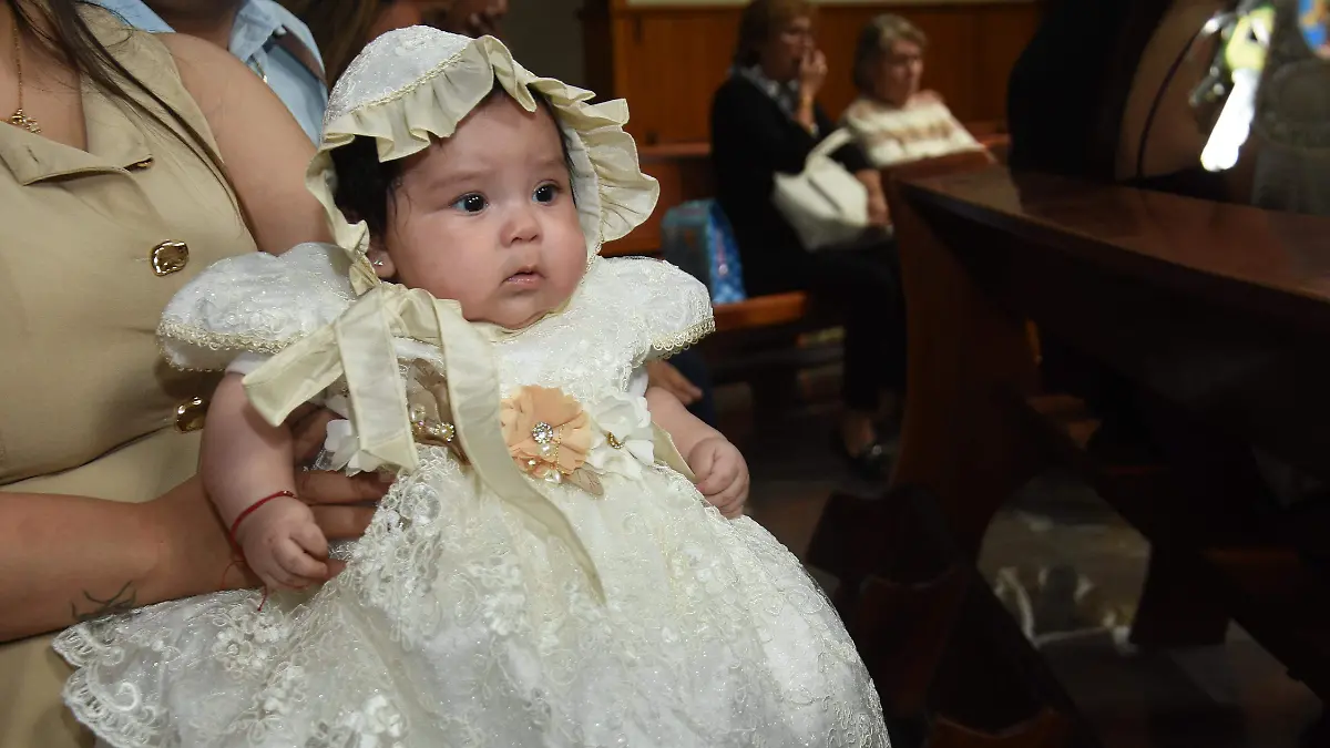 Alina-Valentina-recibe-el-bautizo