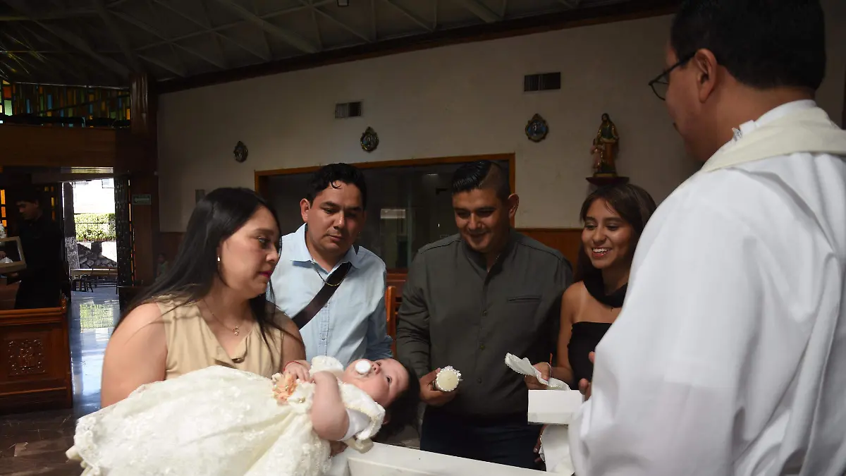 Alina-Valentina-recibe-el-bautizo