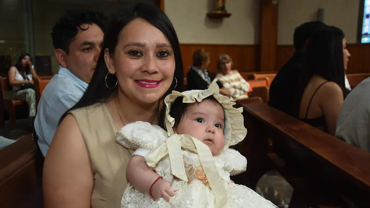 Alina-Valentina-recibe-el-bautizo