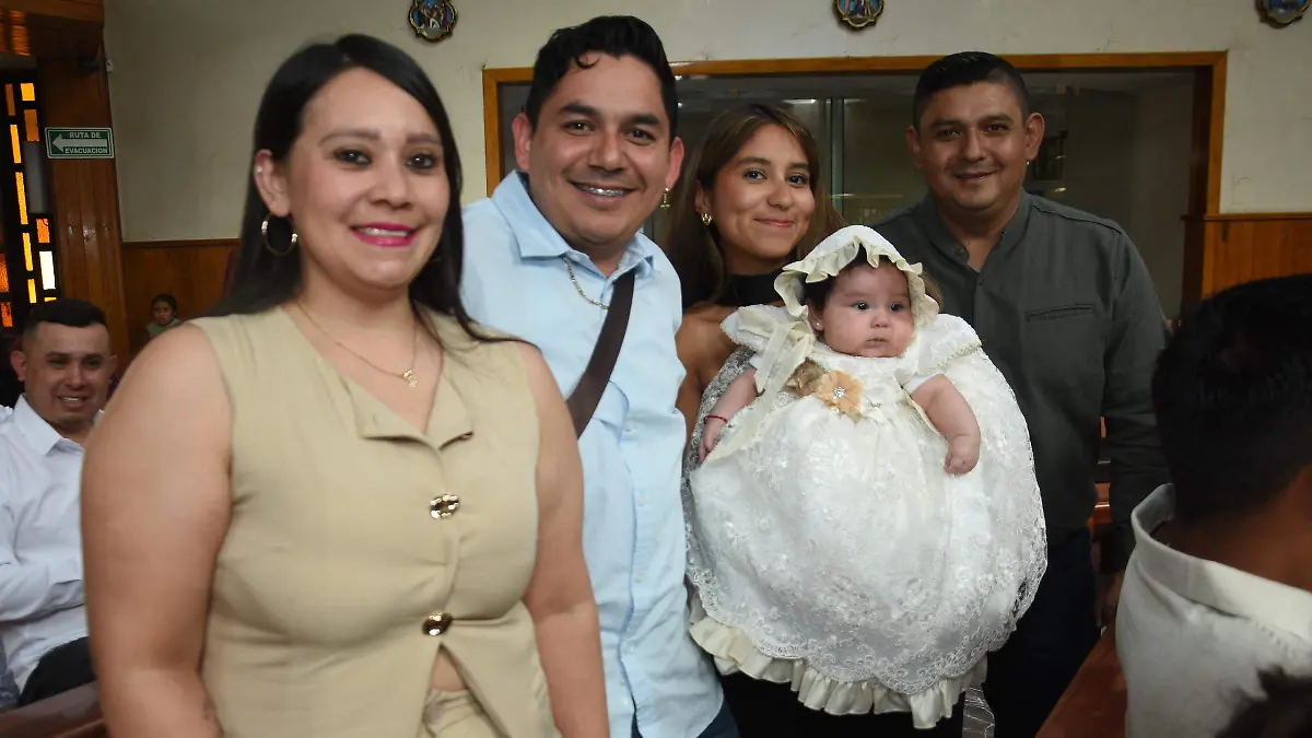 Alina-Valentina-recibe-el-bautizo