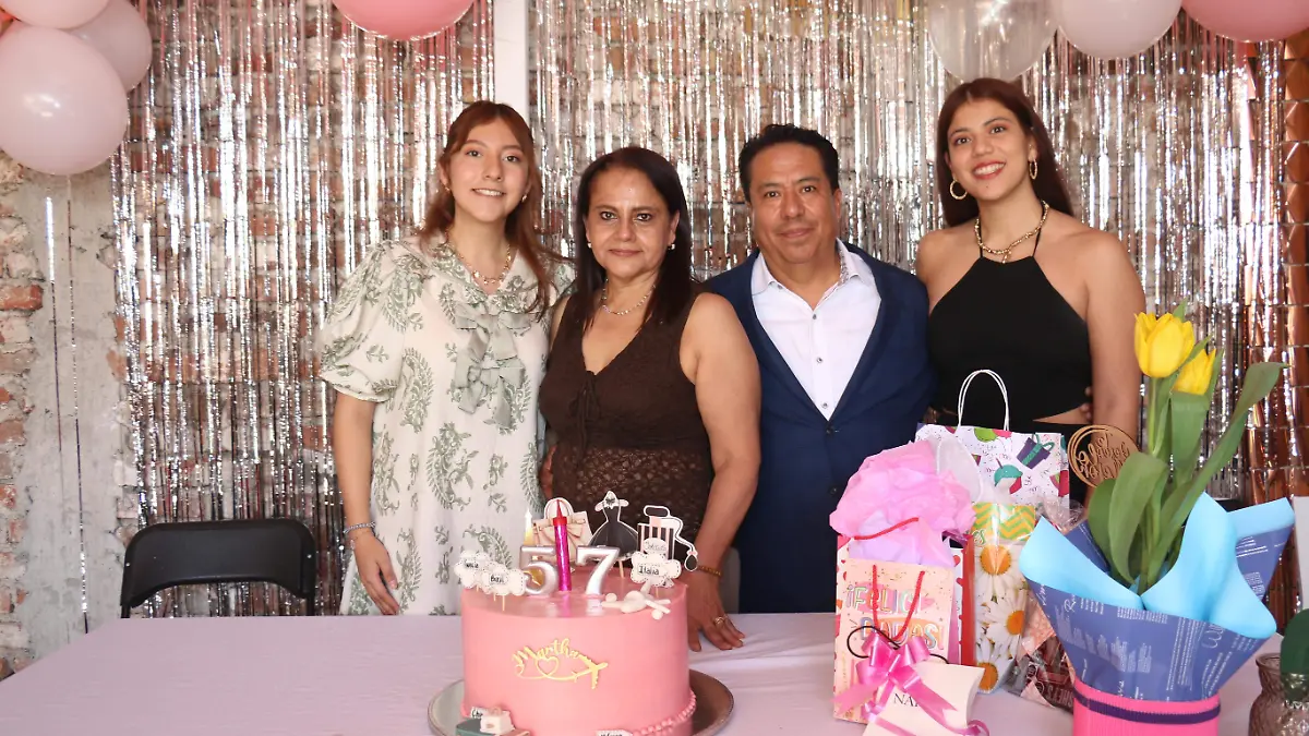 Martha-Hilda-celebra-cumpleaños-y-jubilación