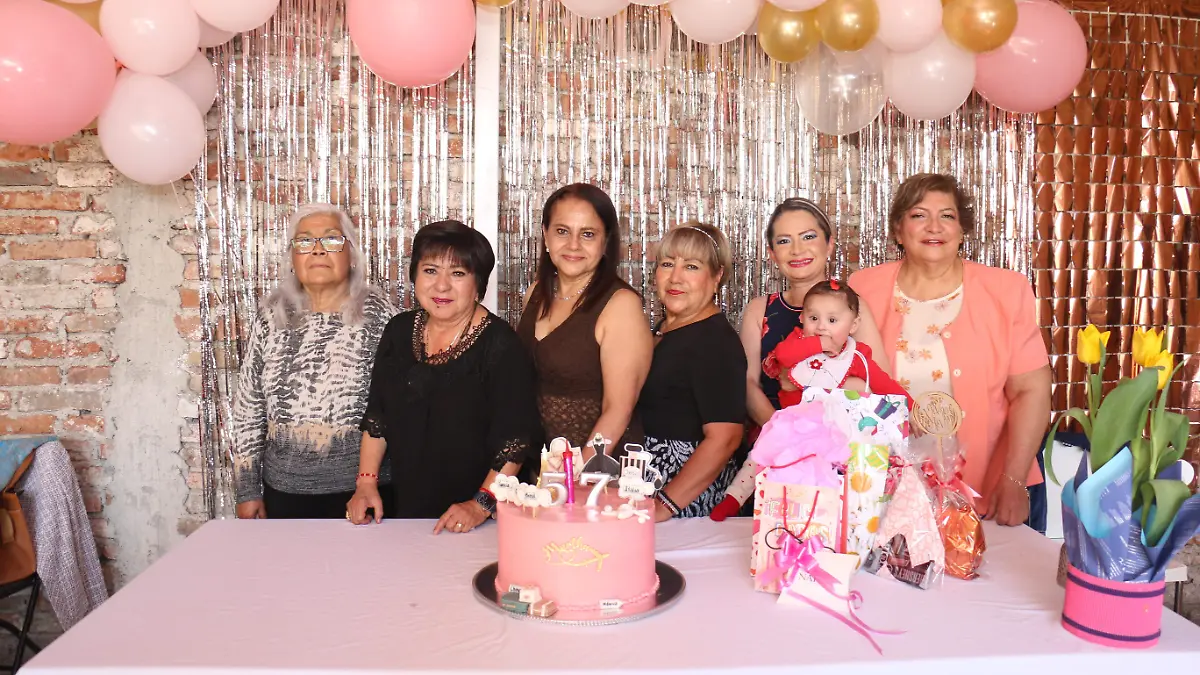Martha-Hilda-celebra-cumpleaños-y-jubilación