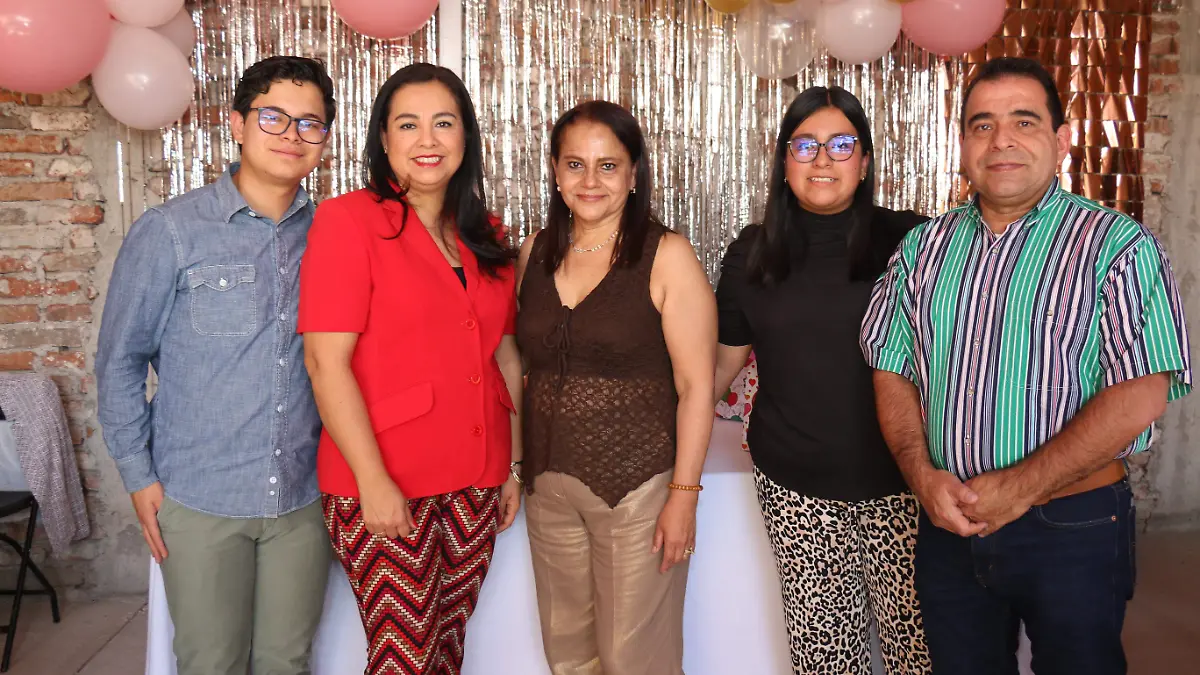 Martha-Hilda-celebra-cumpleaños-y-jubilación