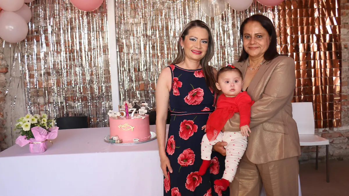 Martha-Hilda-celebra-cumpleaños-y-jubilación