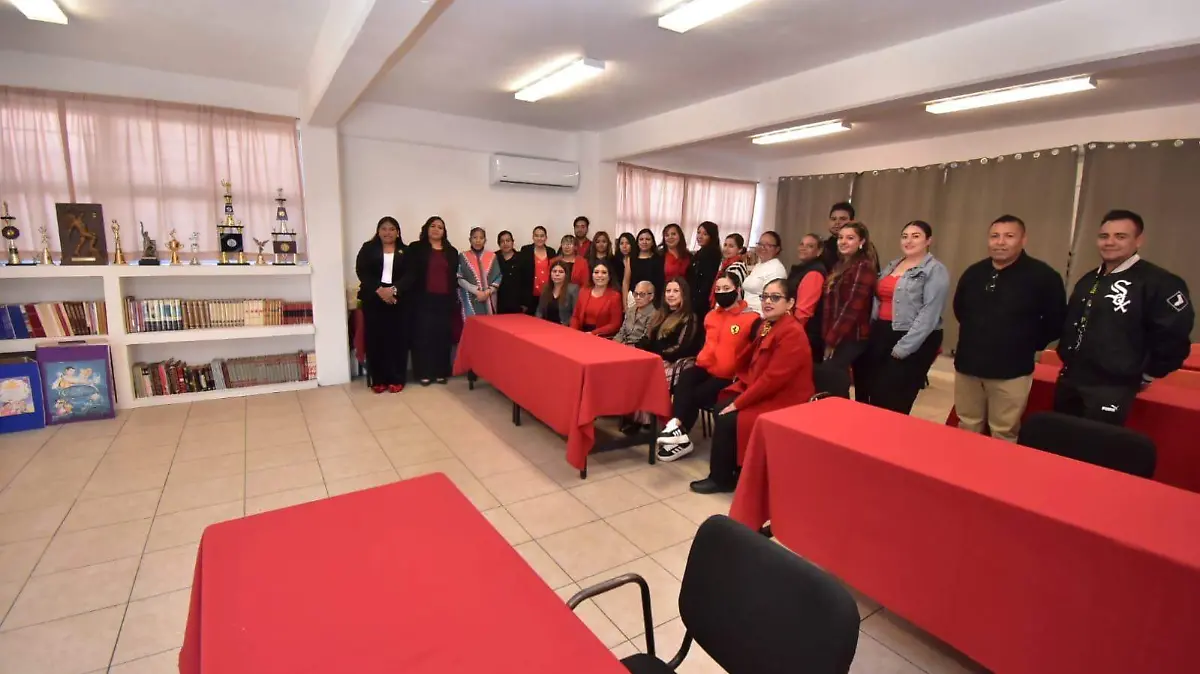 Homenajean a la maestra Consuelo Juárez en Irapuato
