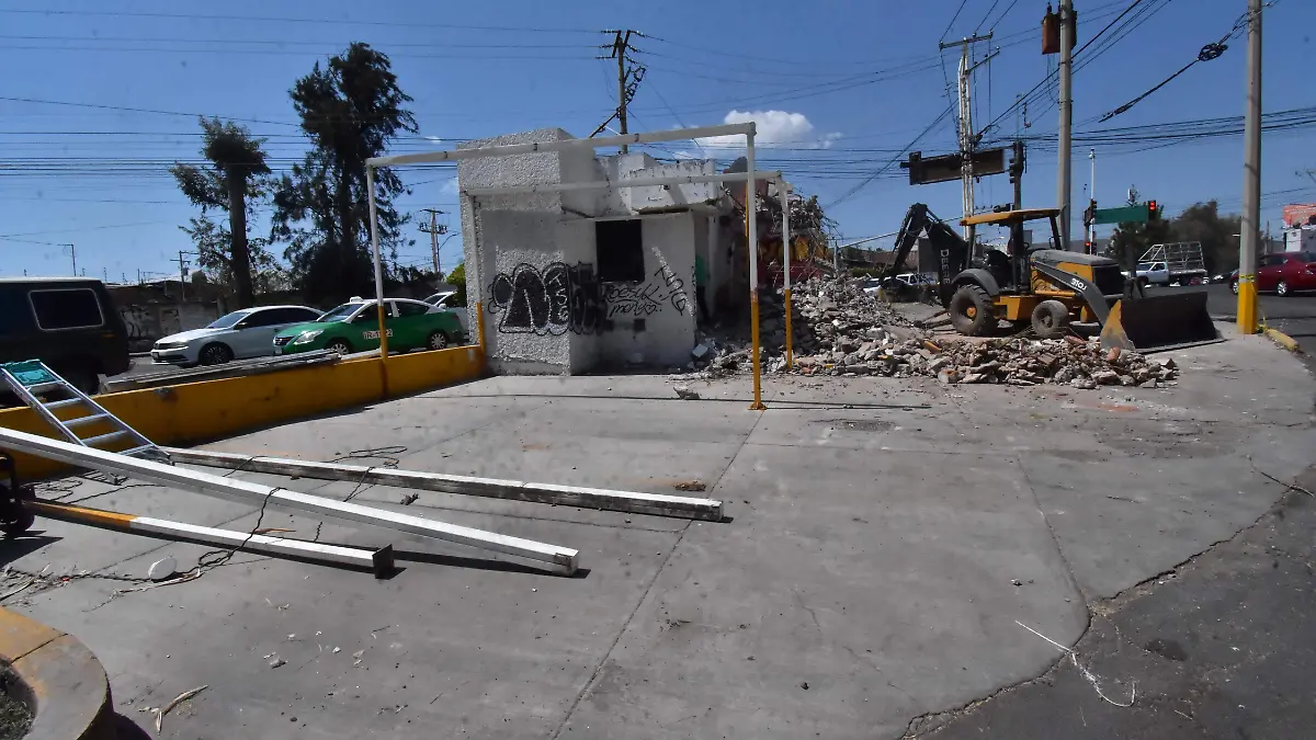 DEMOLICION DE BASE DE PC.- RICARDO SANCHEZ.- EL SOL DE IRAPUATO (2)