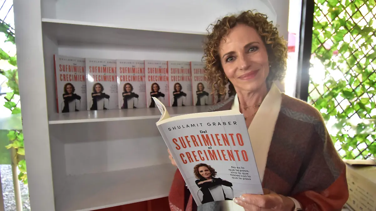 Escritoras-imparten-plática-ante-decenas-de-mujeres