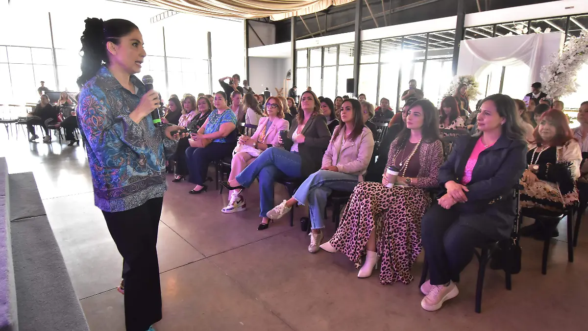 Escritoras-imparten-plática-ante-decenas-de-mujeres