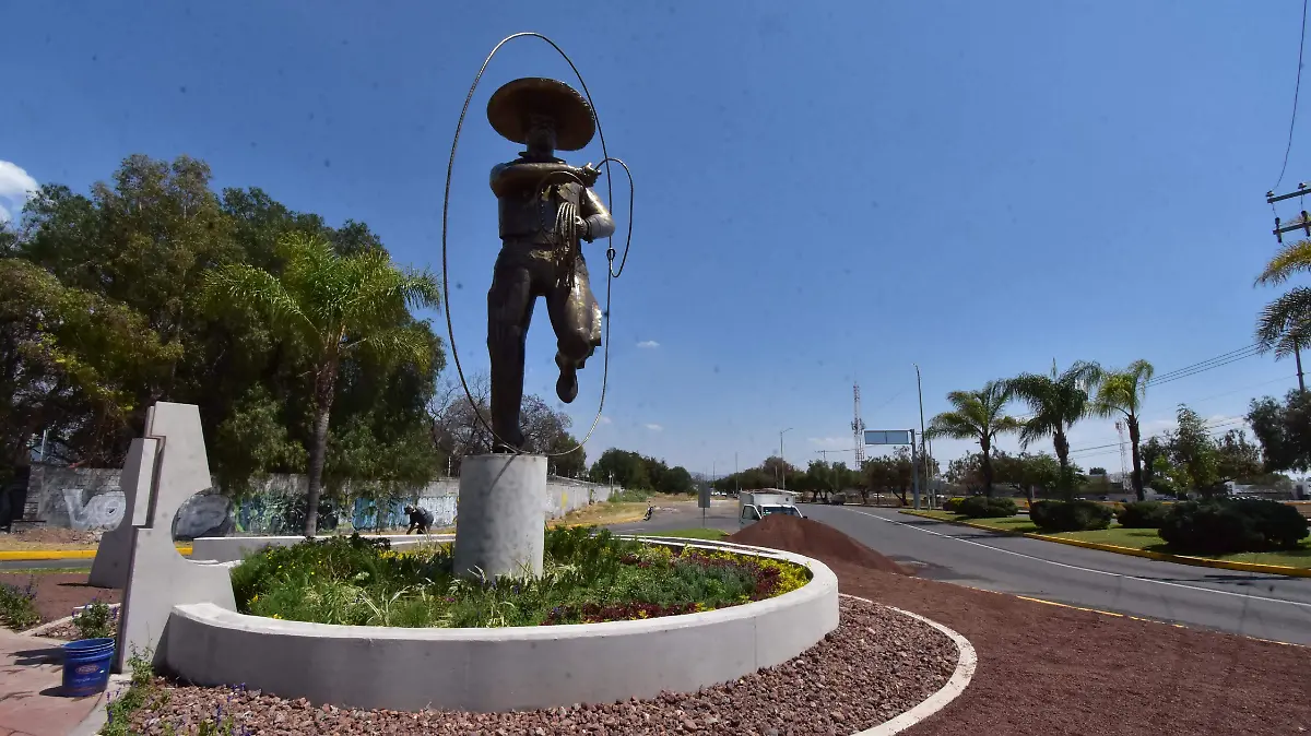 ESCULTURA CHARRO Y CALLE CONSTRUCCION.- RICARDO SANCHEZ.- EL SOL DE IRAPUATO (1)