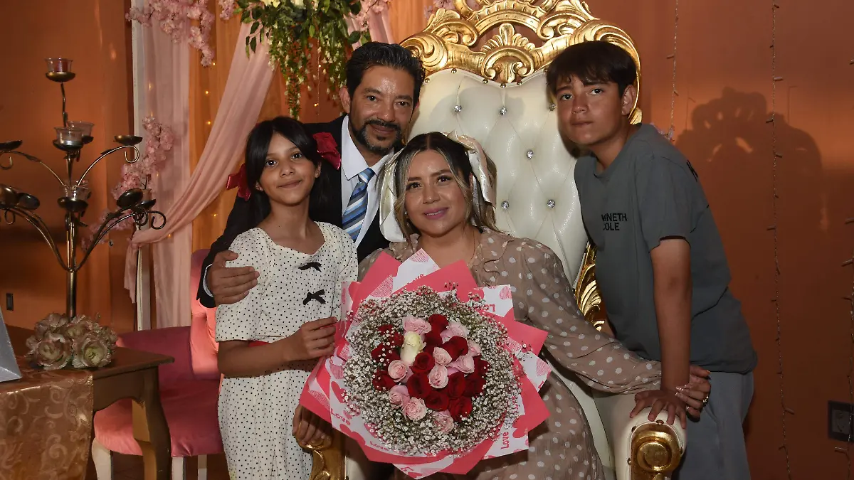 Su esposo e hijos felicitaron a Martha Daniela