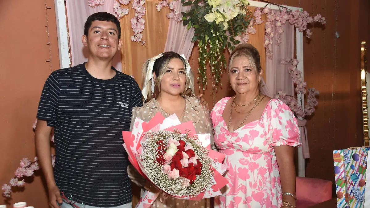 Prepararon el festejo su hermano y mamá