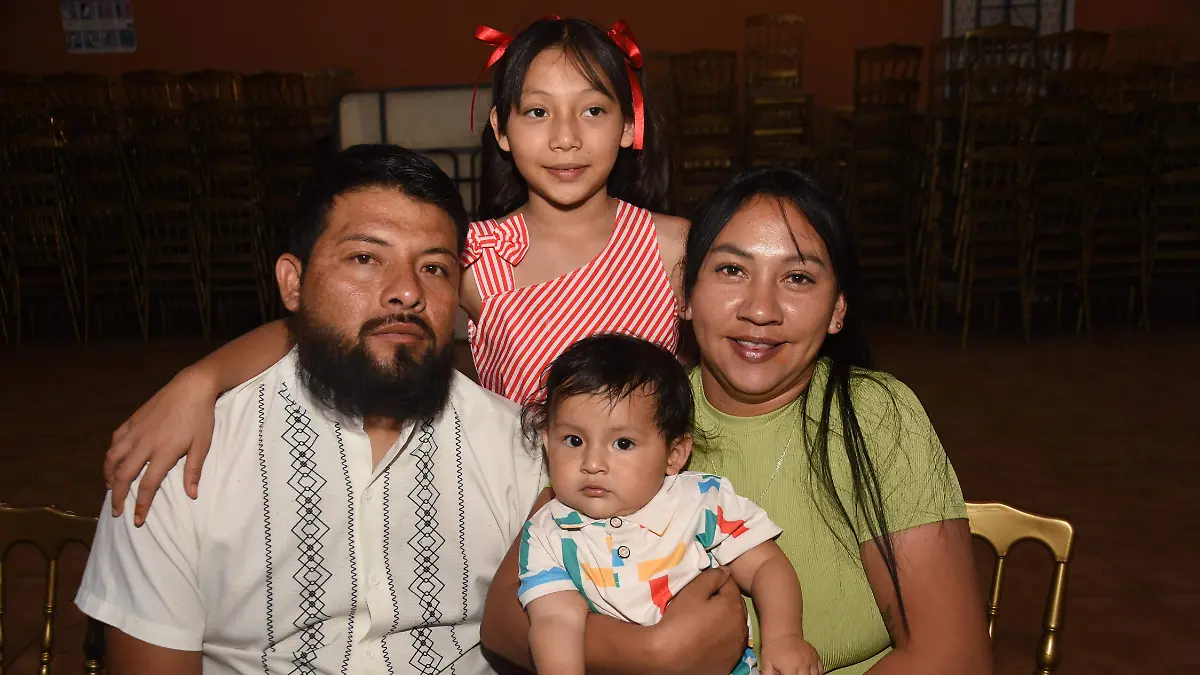 Inivitados felicitaron a la cumpleñera