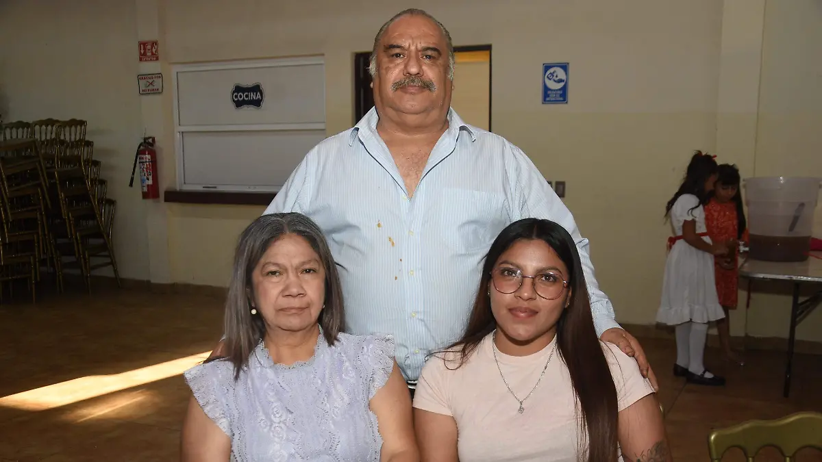 Invitados felicitaron a la cumpleañera