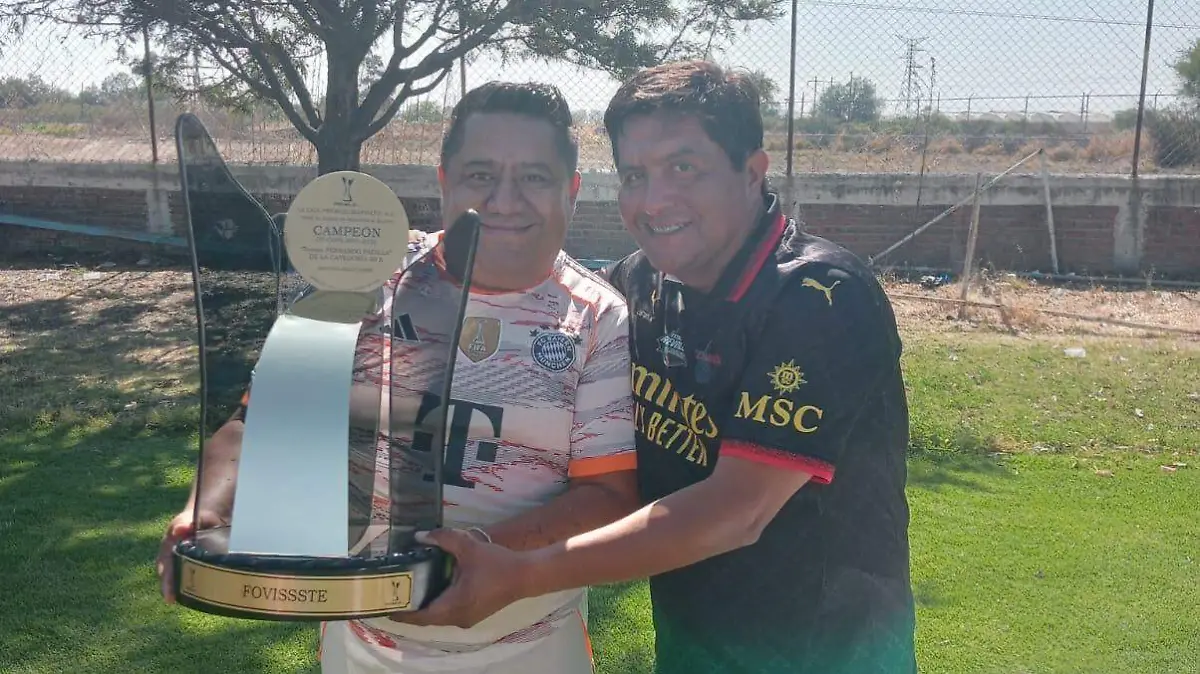 Entregan-trofeo-de-campeón