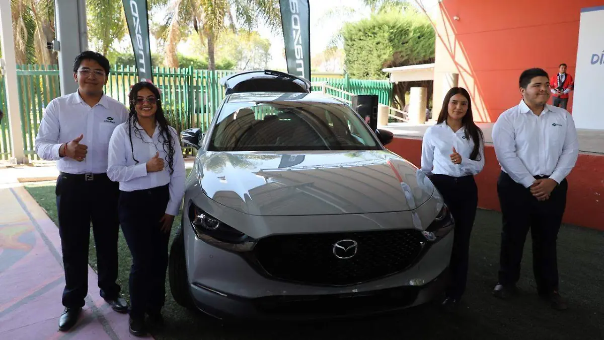 Mazda-dona-automóvil-al-Conalep-Irapuato