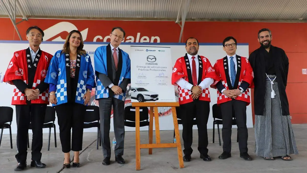 Mazda-dona-automóvil-al-Conalep-Irapuato