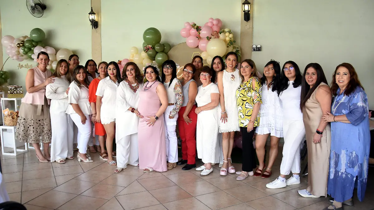 La-futura-mamá-disfrutó-su-espléndido-baby-shower
