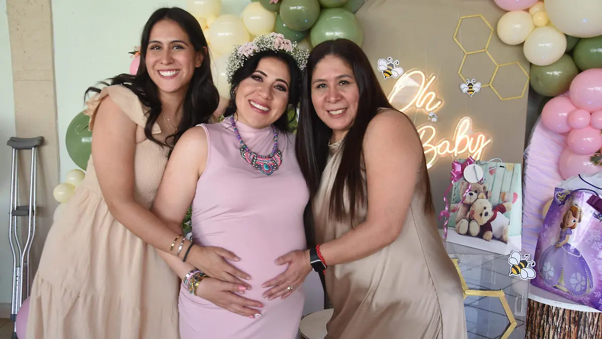 Felicitaron-a-Andrea-en-su-baby-shower