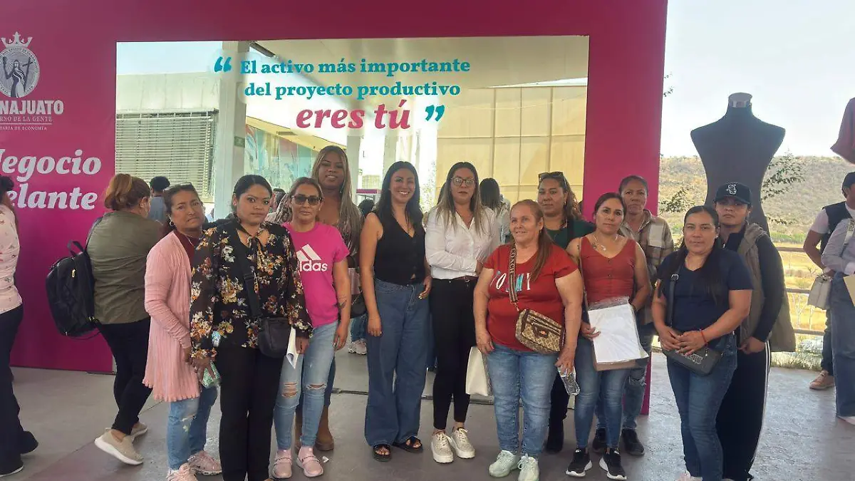 CUERAMARO Entrega de apoyos a cueramenses (1)