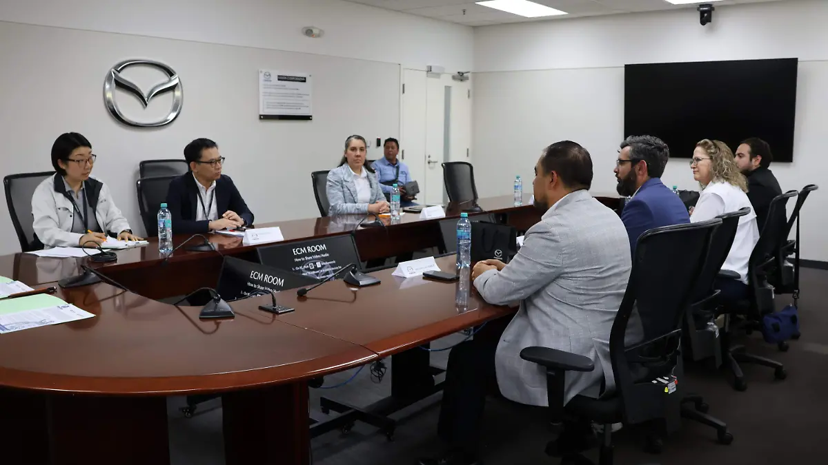 Estudiantes del Conalep Irapuato podrán dar prácticas en Mazda; firman convenio de educación dual