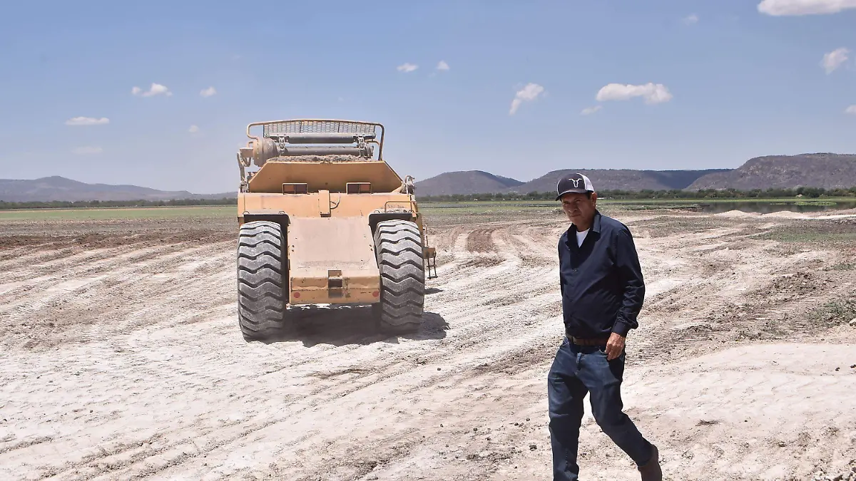 CUERAMARO Profe Beto supervisa obra (9)