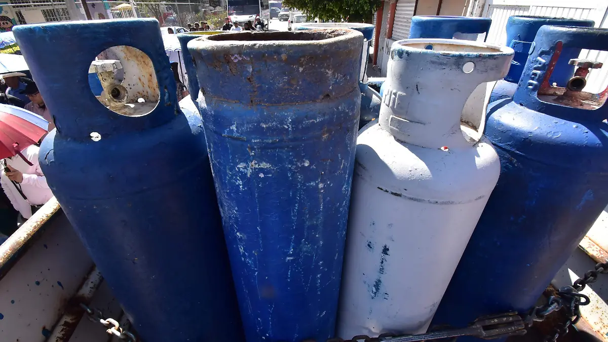 CILINDROS GAS Y PC BOMBEROS- RICARDO SANCHEZ- EL SOL DE IRAPUATO (2)