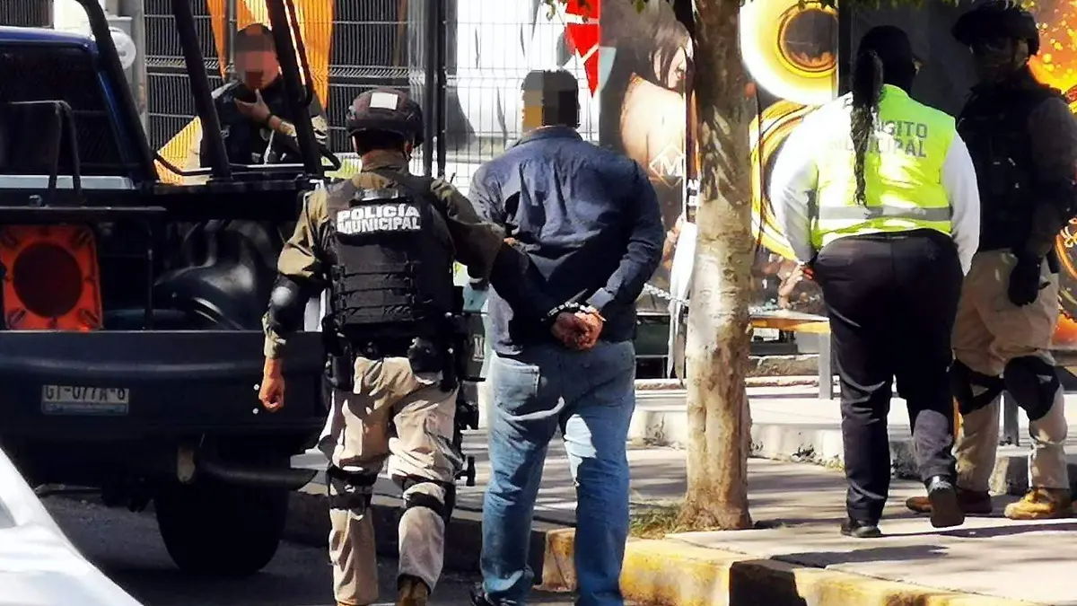 DETENIDOS PUERTA GIRATORIA.- RICARDO SANCHEZ.- EL SOL DE IRAPUATO (1)
