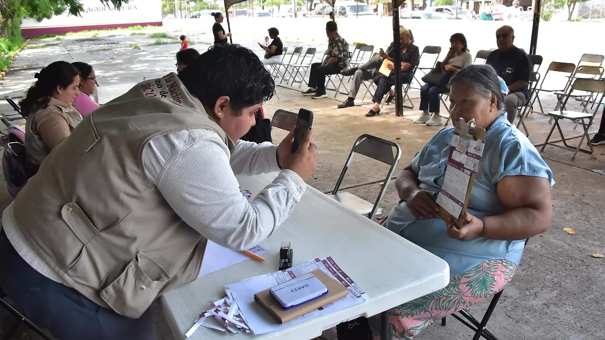 COBRO Y TARJETA DE BANCO BIENESTAR.- RICARDO SANCHEZ.- EL SOL DE IRAPUATO (1)