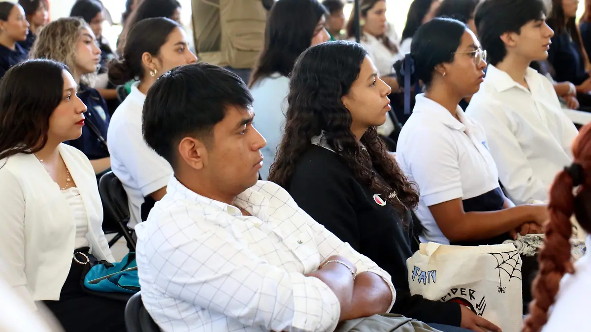 LLEGAN BECAS AN LA NORMAL JESUS GTZ EL SOL DE IRAPUATO (4)