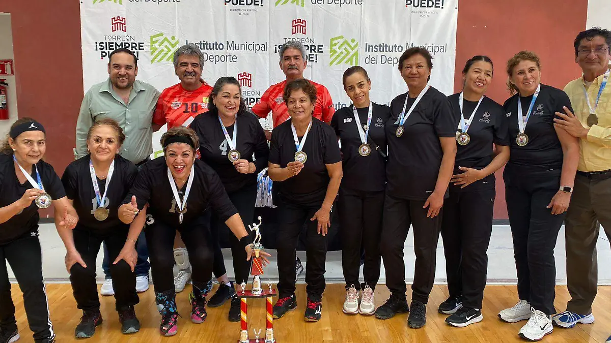 Premian campeones cachibol