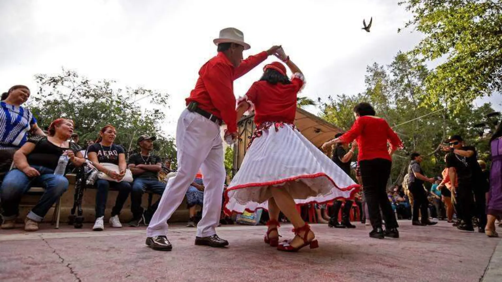 baile-plaza-de-armas