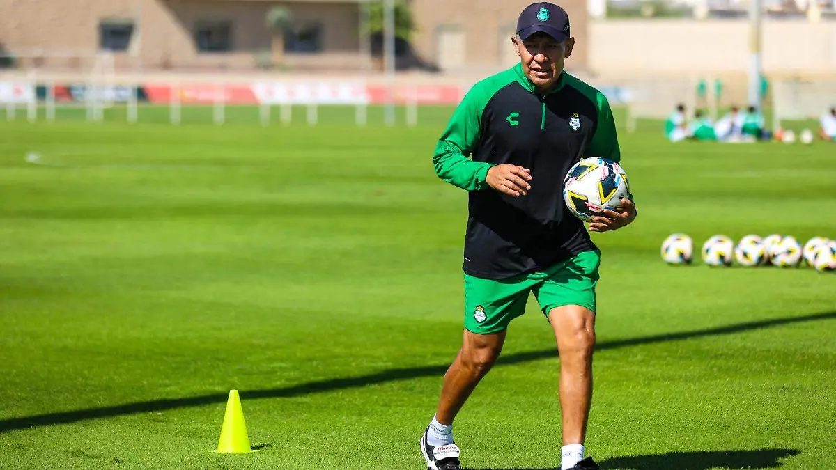 Nacho Ambriz dirige la práctica guerrera 