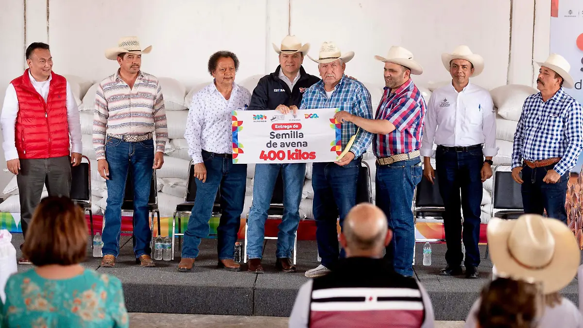 Continúa Esteban con la entrega de semilla de avena