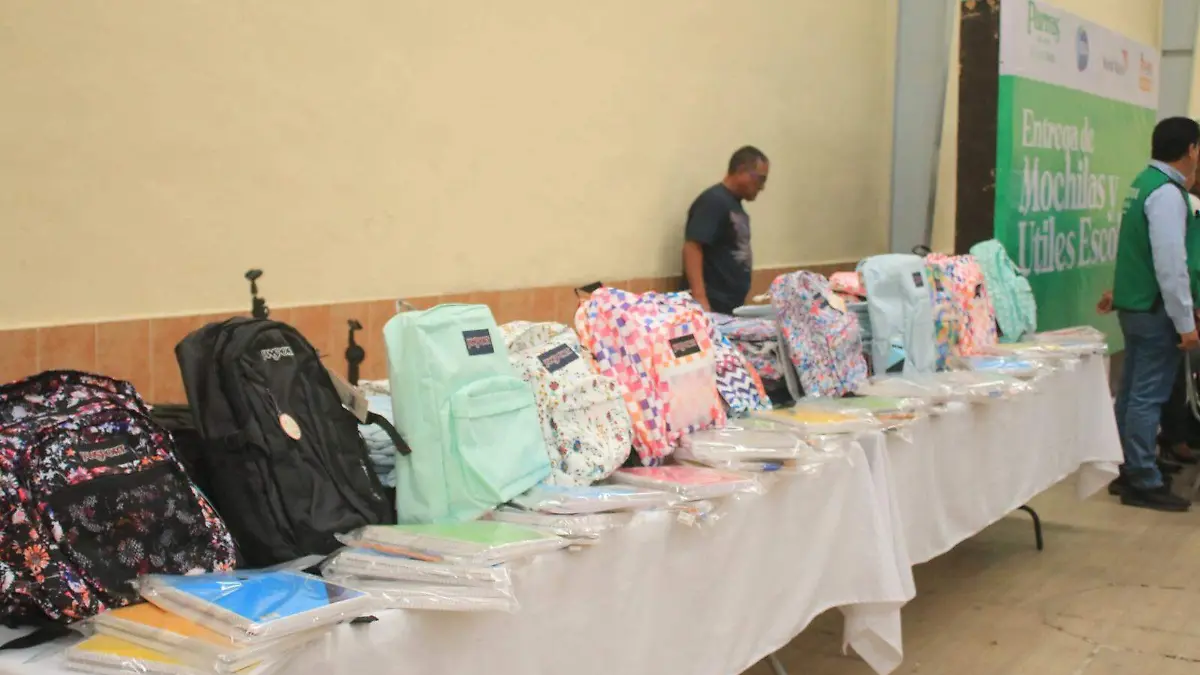 Impulsa Parras la educación con la entrega de material escolar