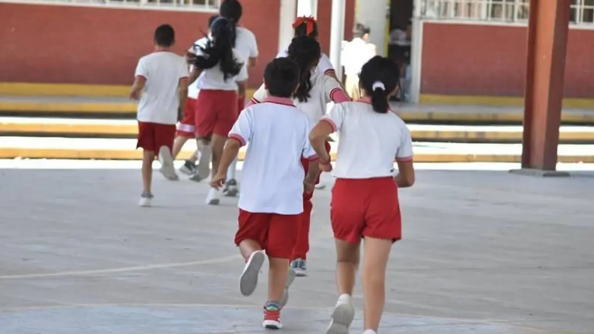 Todos los salones de clase deberán de contar con aire acondicionado, aire lavado o ventiladores para mitigar el calor_
