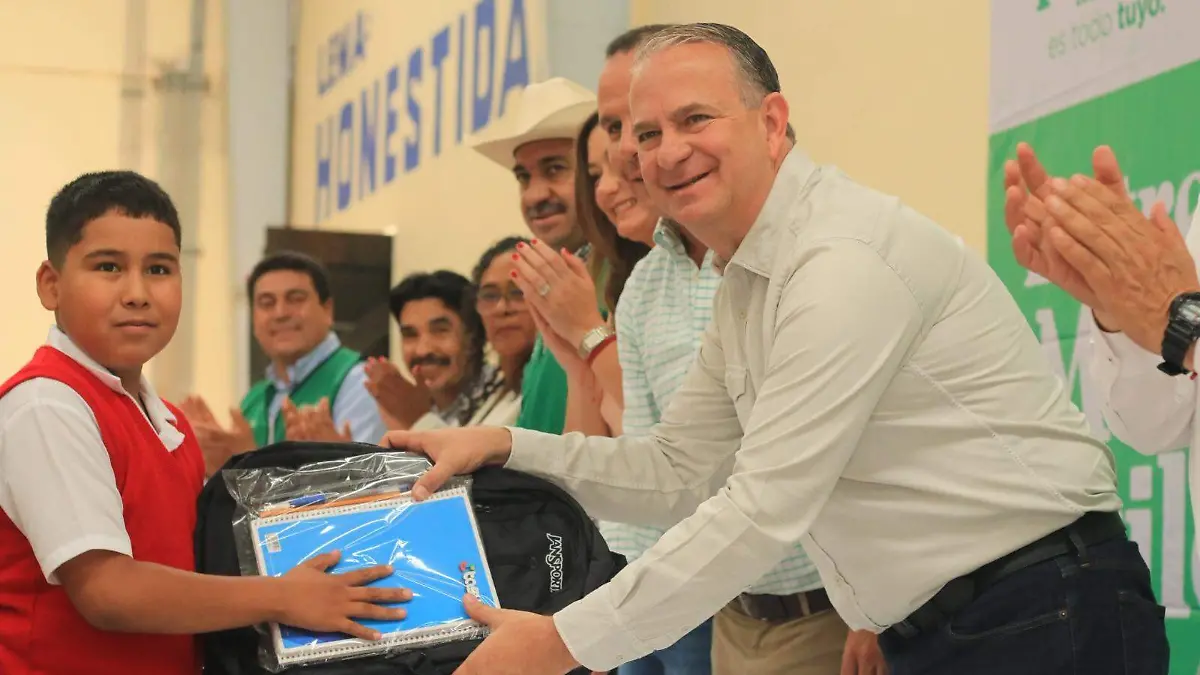 Impulsa Parras la educación con la entrega de material escolar