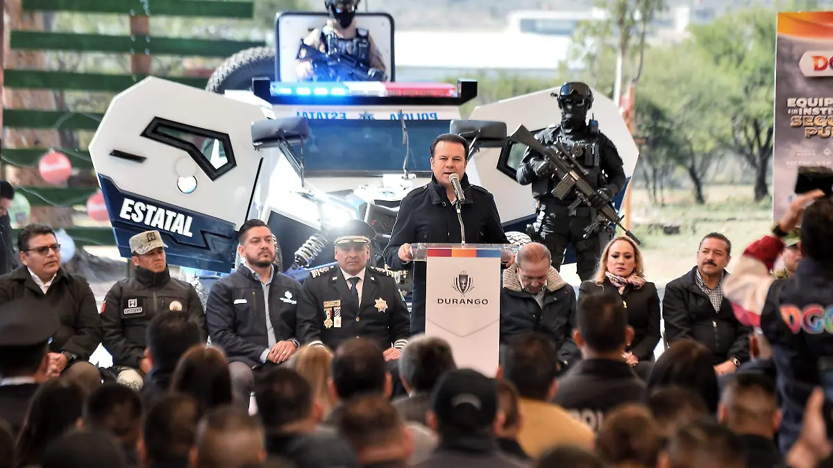 Equipamiento histórico a instituciones de seguridad_ Esteban entrega patrullas, raizers blindados, motos, radios, uniformes, armas y más (2)