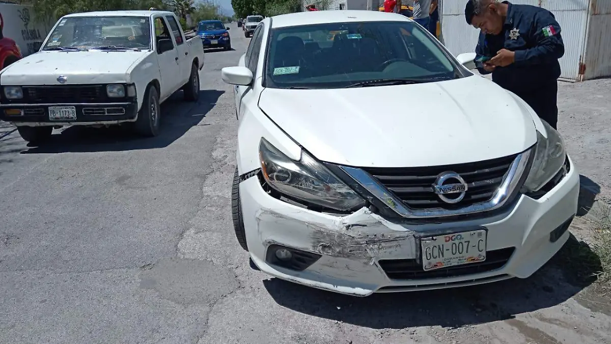 Choque deja a una mujer atrapada y lesionada