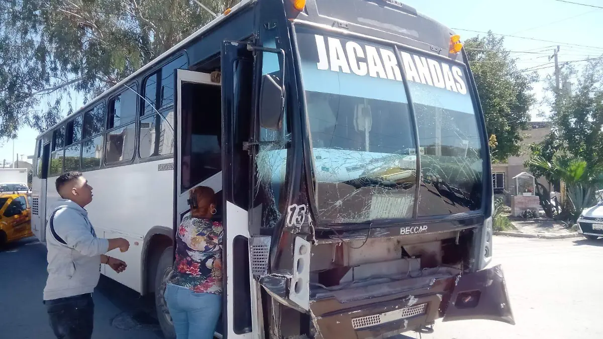 Chocan patrulla y camión Jacarandas en Torreón