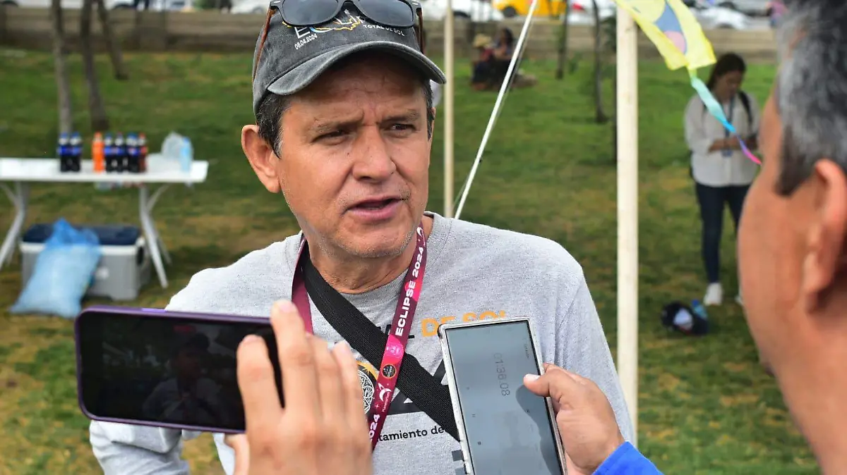 Una familia proveniente de Autlán, Jalisco llegó al Bosque Urbano junto con el "Diablo" a disfrutar del eclipse total de sol 