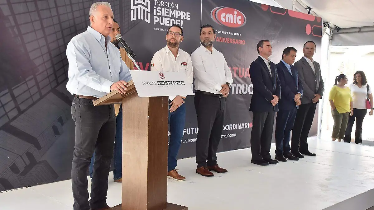 El alcalde Román Alberto Cepeda González en compañía de la dirigencia nacional y local de la CMIC y de los Secretarios de Economía y Desarrollo Regional develo lo que a partir de hoy es el Monumento al Constructor en Torreón