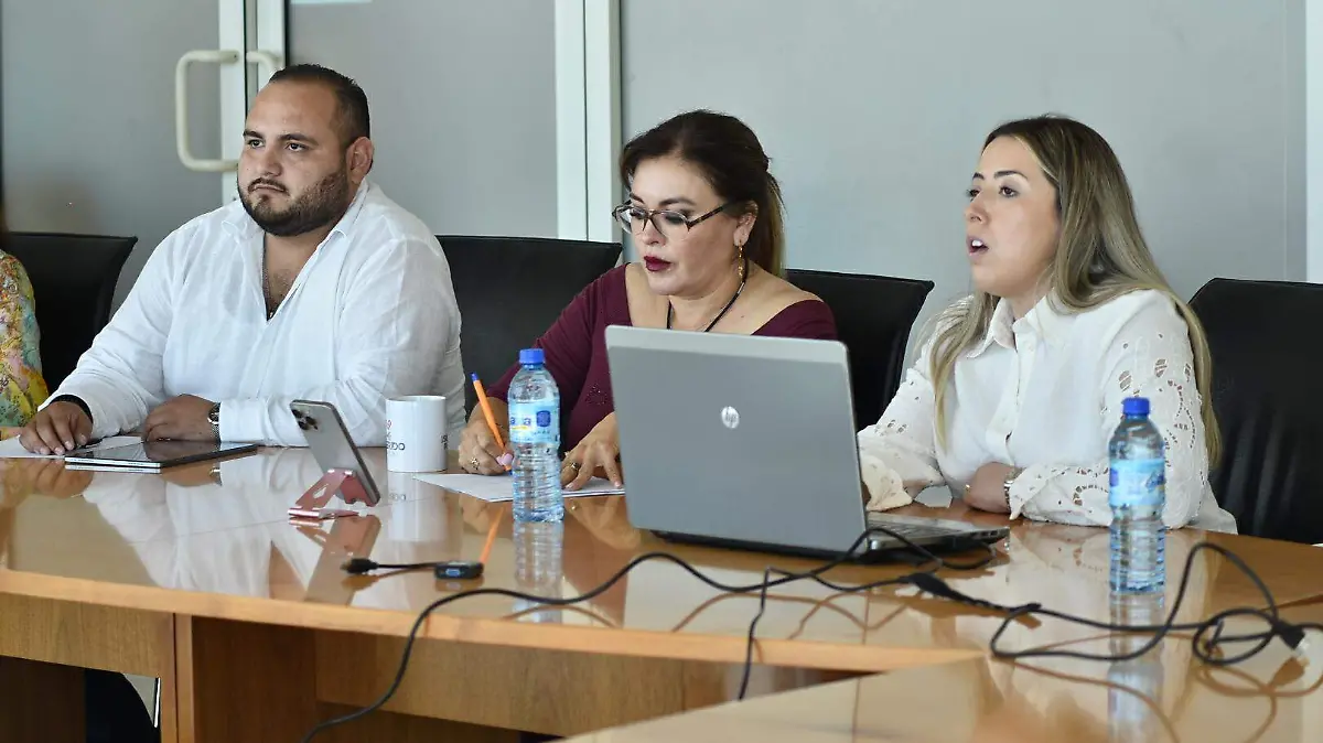 Marbil Valdez Rodríguez, titular de la Unidad de Transparencia Municipal se reunió con integrantes del Cabildo