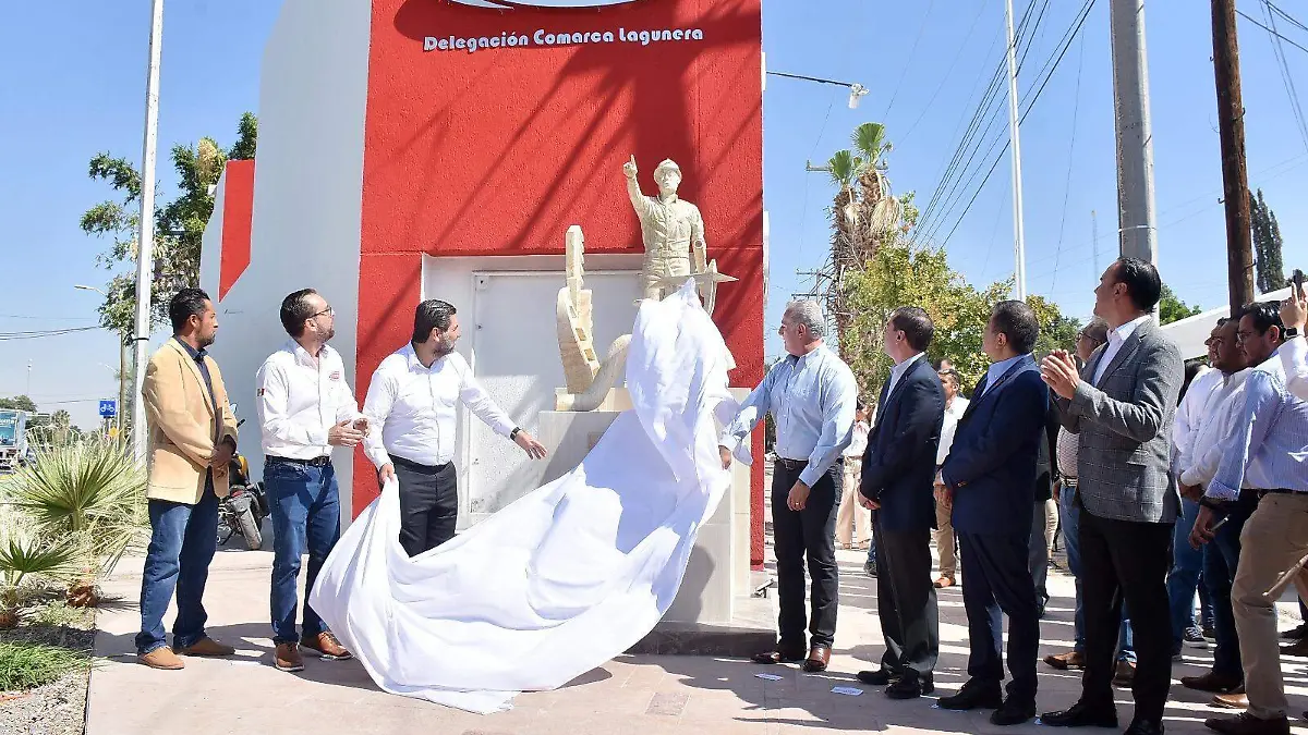 Román Alberto Cepeda devela monumento al Constructor en Torreón